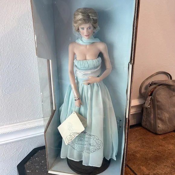 princess diana porcelain doll green dress The Danbury Mint Princess Diana in wedding dress 20 tall porcelain doll in excellent condition. No box but does have the original stand. $65.00 DM to claim